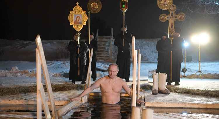 Cercado de papas e de ícones religiosos, Putin mergulhou com o torso nu nas geladas águas do lago Seliguer, ao noroeste de Moscou, enquanto o termômetro marcava -5°C