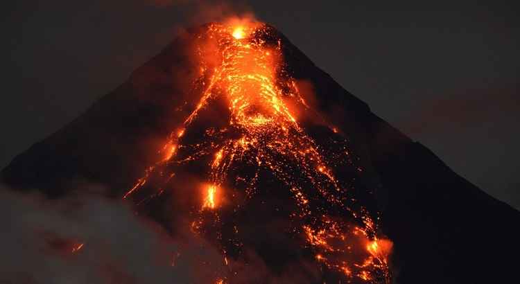 O Monte Mayon, com 2.460 metros de altura, vem despejando incessantemente lava, fumaça e rochas incandescentes nas últimas 24 horas, segundo a agência vulcanológica das Filipinas