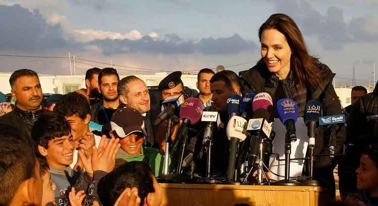 Angelina Jolie visitou o campo de refugiados Zaatari no norte da Jordânia no domingo (28/1)