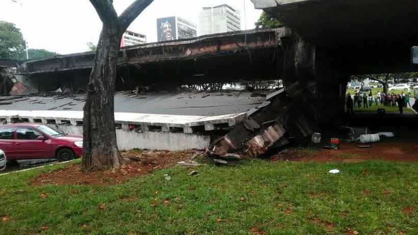 Viaduto do Eixão Sul desabado