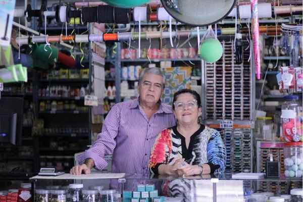 Casal de MG veio para o DF a fim de melhorar de vida e comanda loja de produtos variados na cidade