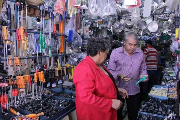 Casal de MG veio para o DF a fim de melhorar de vida e comanda loja de produtos variados na cidade