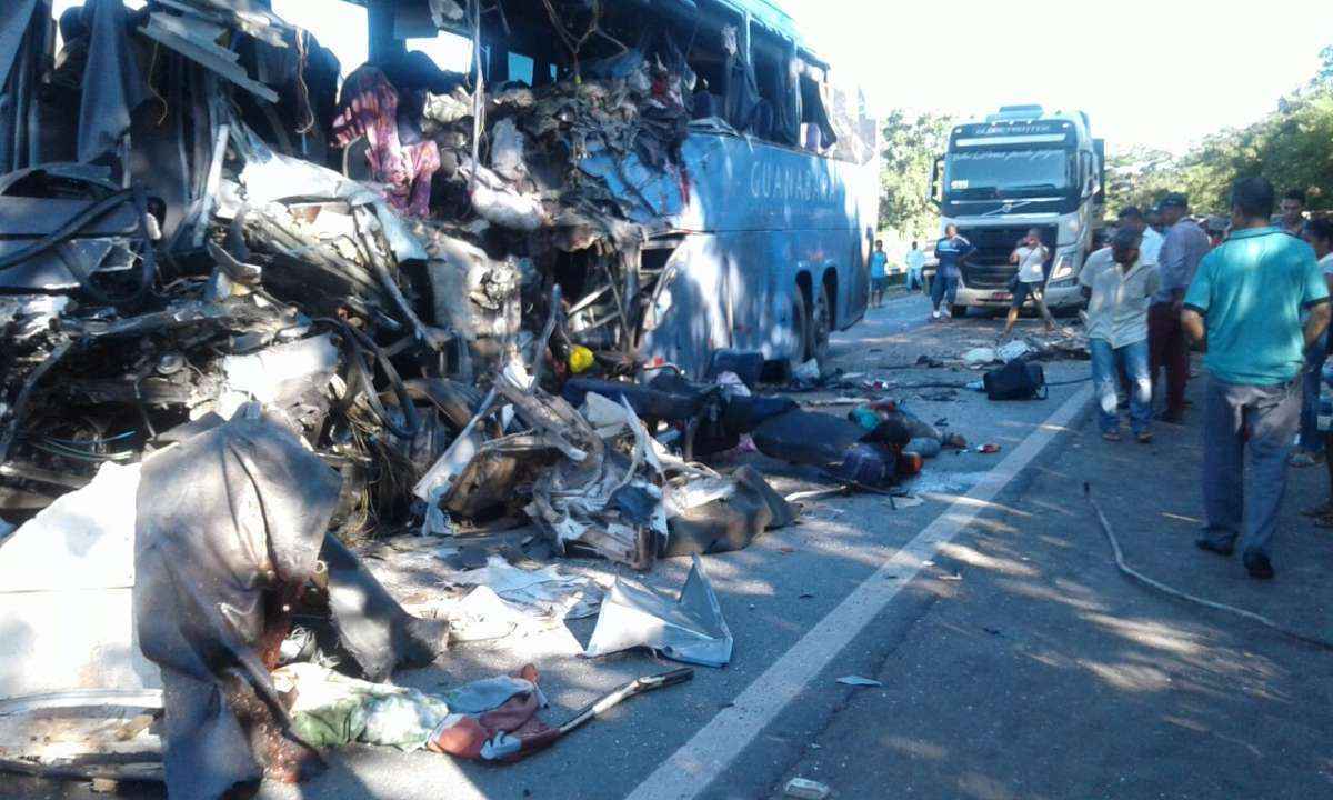 Ônibus colide com carreta na BR-020, perto de Formosa; ao menos 8 mortos