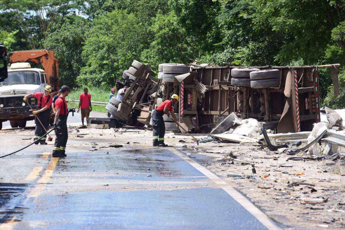 Segundo a PRF, o ônibus invadiu a pista contrária e bateu de frente com o caminhão carregado de adubo