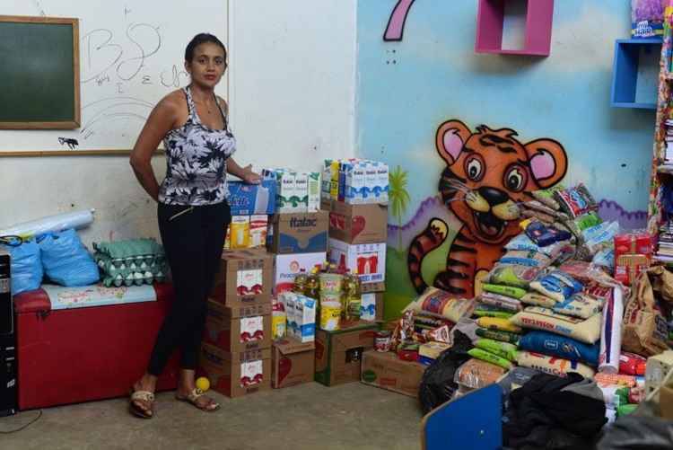 A coordenadora-geral da creche, Maria de Jesus Pereira de Sousa, mostra as doações encaminhadas pela comunidade na última semana