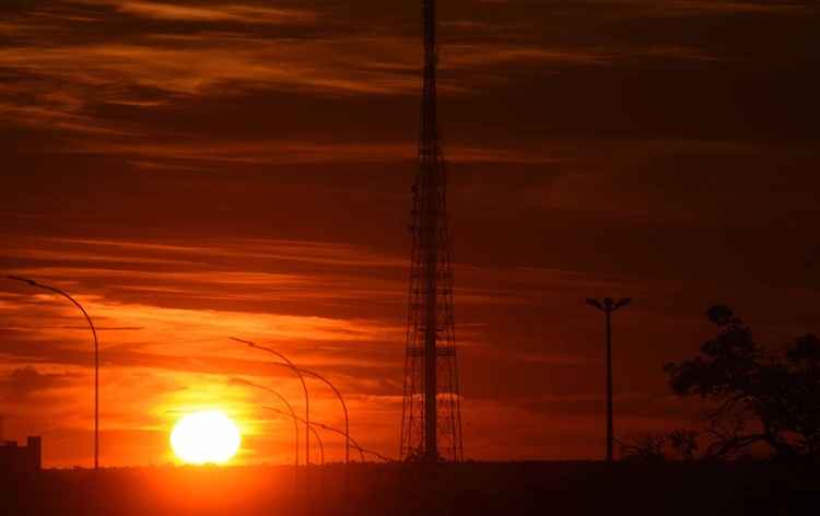 Sol apareceu entre poucas nuvens: expectativa é de alta nebulosidade à tarde