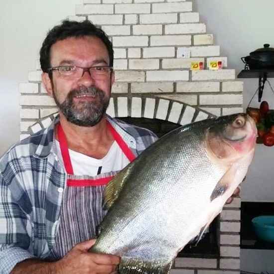 Professor Tom gostava de pescar, cozinhar e reunir os amigos e a família