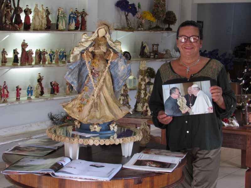 Fatinha, como é conhecida, guarda com orgulho a foto que mostra dom Sérgio da Rocha e o padre Geraldo Maia entregando a escultura ao papa Francisco