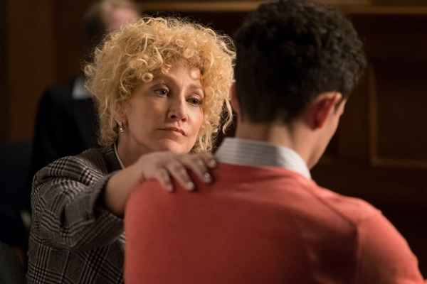 Edie Falco vive advogada dos irmãos Menendez em 'Law & Order True Crime: The Menendez Murders'