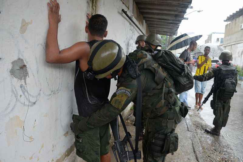 Morador do Rio toma baculejo de soldado