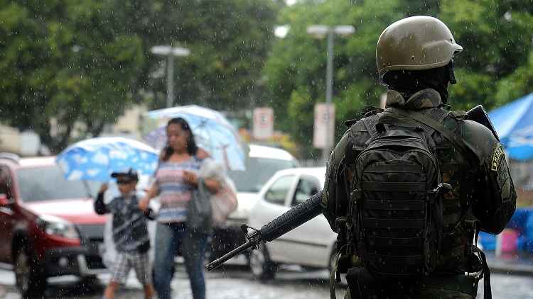 Durante a atividade, que começou às 8h, foram usadas 15 máquinas de engenharia, como caminhões e tratores, e 60 viaturas das Forças Armadas, segundo o Comando Militar do Leste (CML)