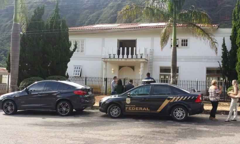 Casa no Mangabeiras está sendo vasculhada por policiais federais