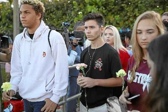 Estudantes chegam à Marjory Stoneman Douglas High School, em Parkland: em lugar das aulas regulares, sessões de apoio psicológico