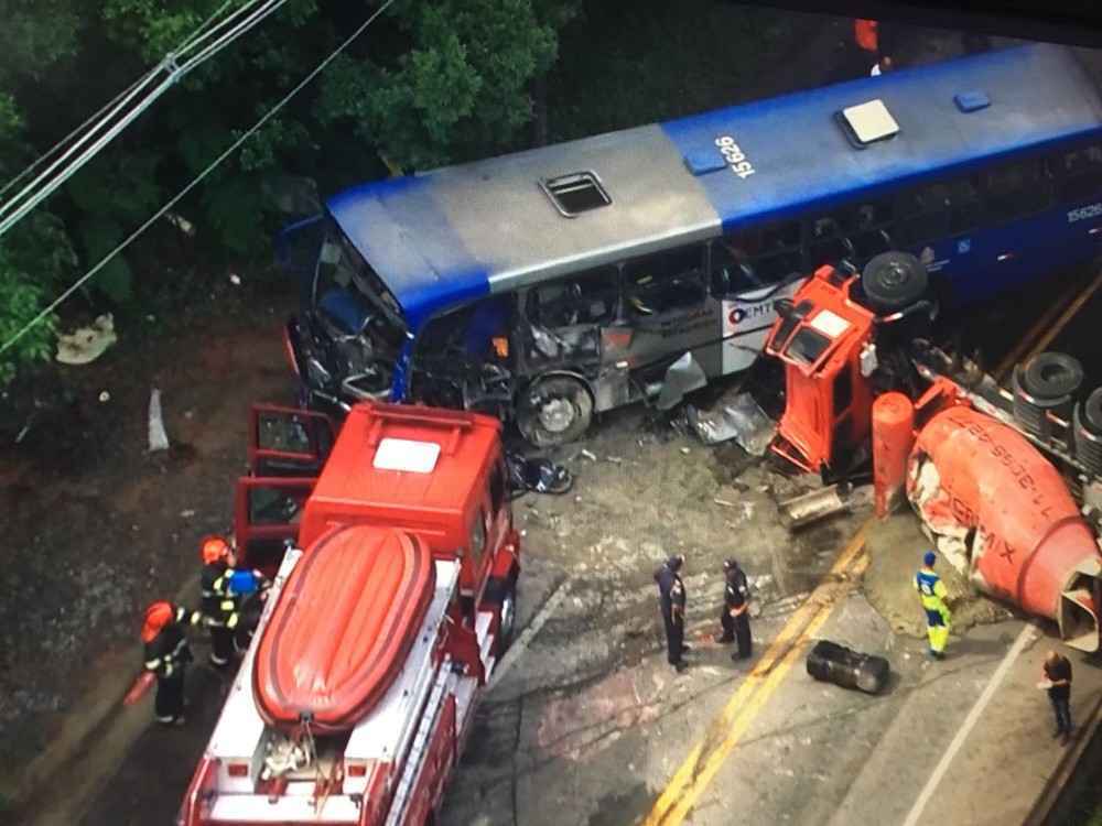 Acidente com ônibus e caminhão em São Paulo