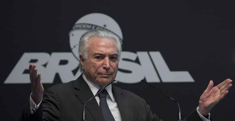 Michel Temer num fundo preto