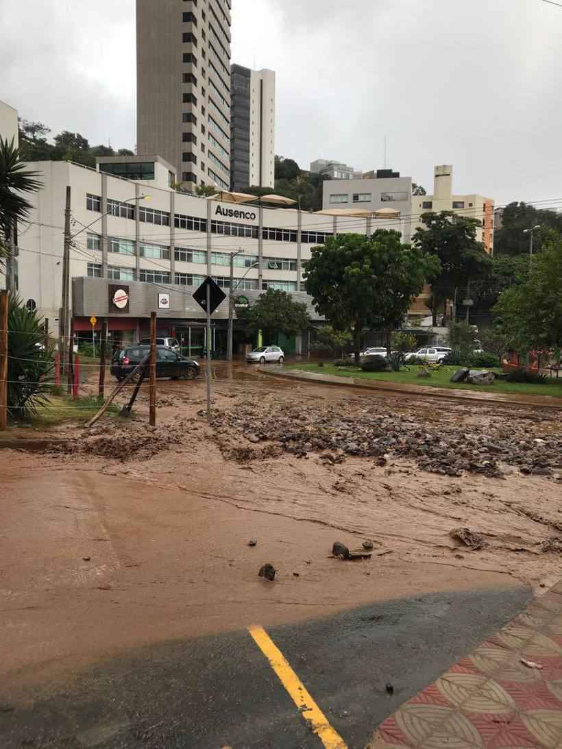 Criança morre após ser arrastada de bicicleta por correnteza em MG
