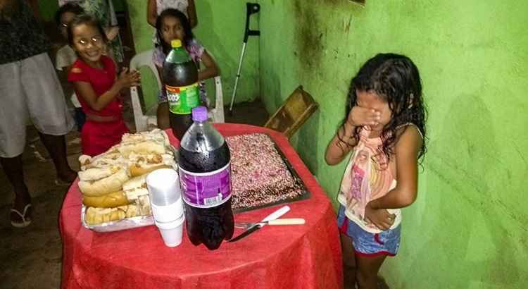 Quando percebeu que seu desejo foi atendido, na hora da festa, Rinah se emocionou