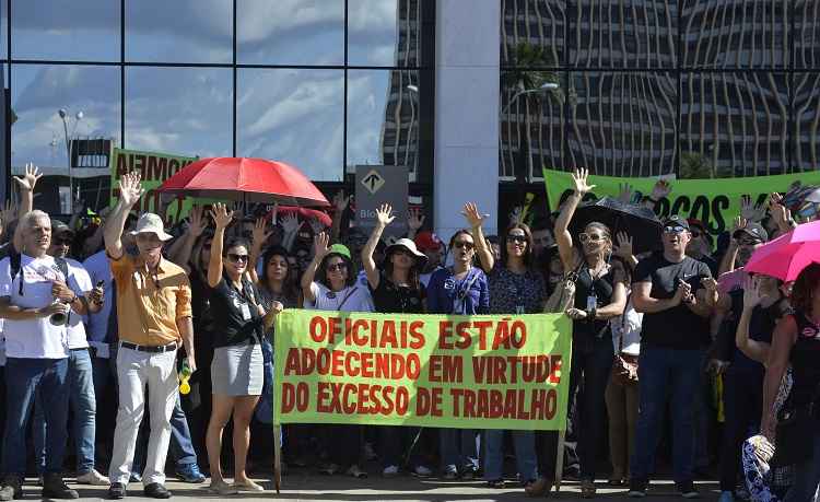 Manifestação dos oficiais de justiça em frente ao TJDFT