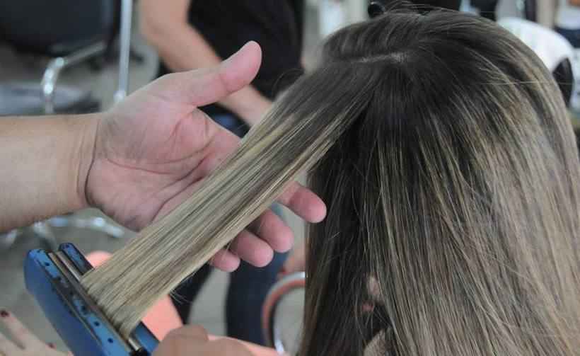 Consumidor deve ter atenção para evitar produtos usados para alisar o cabelo vetados pela Anvisa