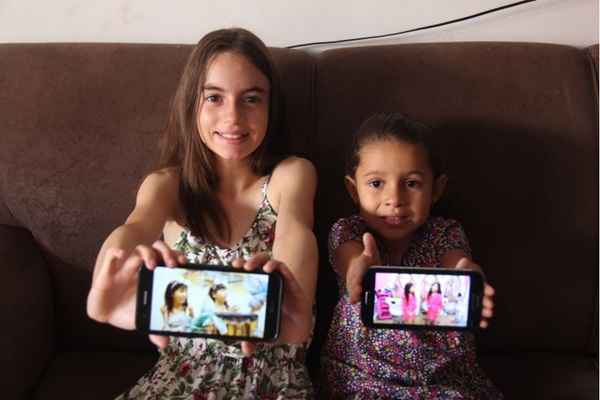 Cada uma tem um celular; geralmente, as meninas gostam de acessar canais do YouTube