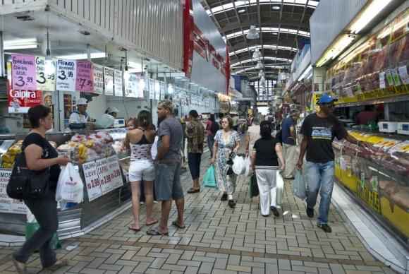 Um terço dos consumidores não avalia se precisa do produto que compra, diz a pesquisa