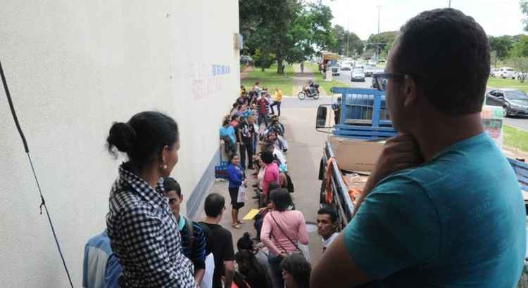 Cerca de 300 pessoas fizeram fila, desde as 6h da manhã dessa quarta-feira (28/3), em frente a um supermercado em busca de emprego