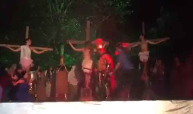 Homem invade palco e dá golpe de capacete para salvar 'Jesus' em teatro 