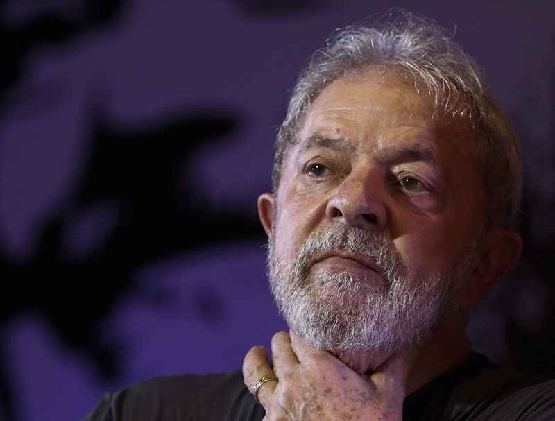 Lula com a mão no pescoço