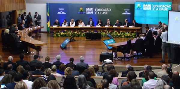 Entrega da base reuniu conselheiros do CNE, representantes do MEC, educadores e outros interessados