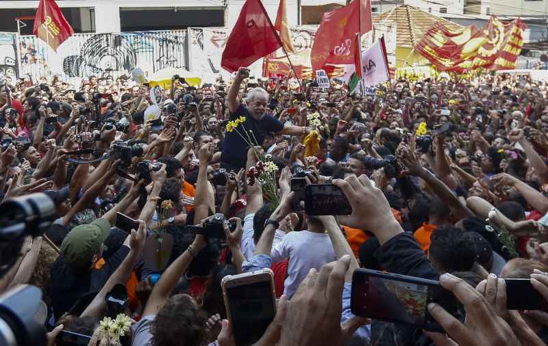 Na parte central da sede do sindicato a movimentação é intensa e as pessoas gritam o nome de Lula a todo momento