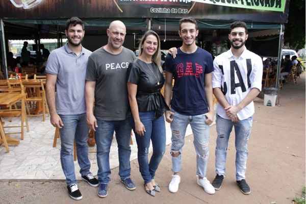 Guilherme (segundo, à direta) com a esposa, Fabiana, (ao centro) e os filhos Gabriel, Lucca e Gustavo