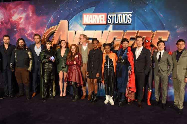 Membros do elenco posam no tapete vermelho para assistir aos Vingadores, em Londres, no último 8 de abril