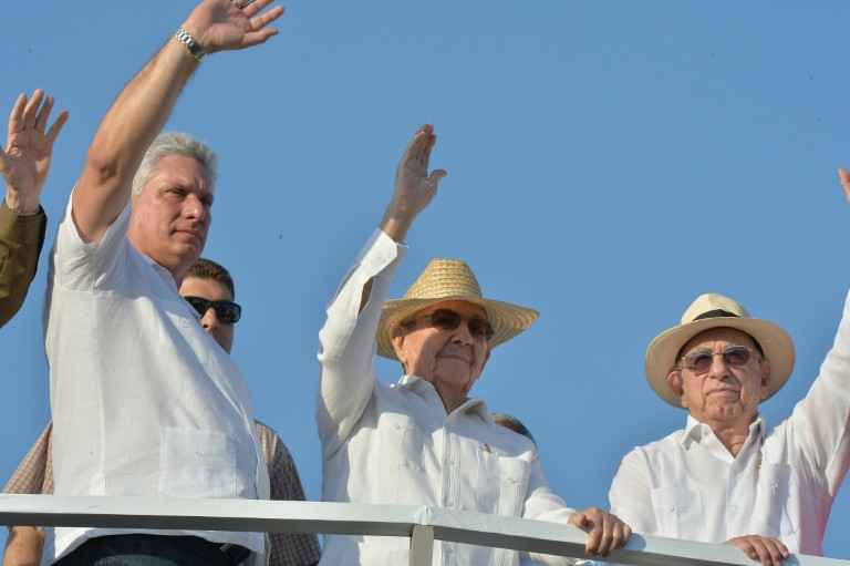 O presidente cubano, Raúl Castro , acompanhado dos vice-presidentes Miguel Díaz Canel e José Ramón Machado Venturas, em maio de 2016