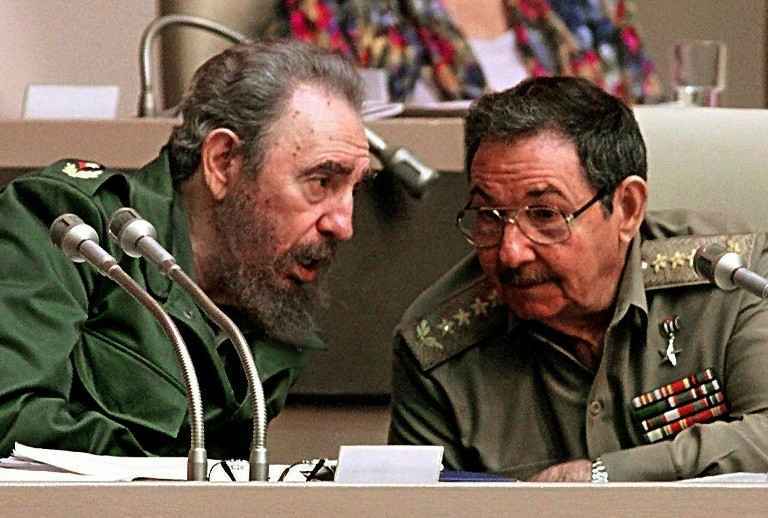 Fidel Castro e seu irmão Raúl Castro em dezembro de 1999