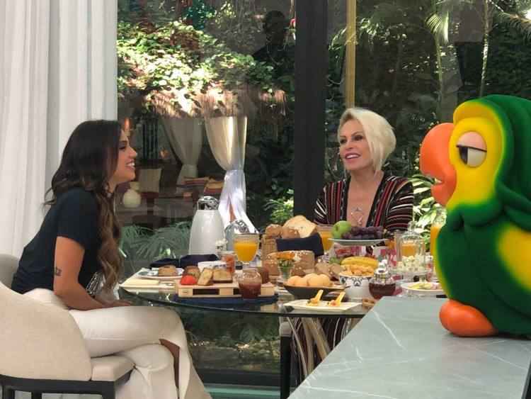 Paula e Ana Maria Braga sorriem uma para outra