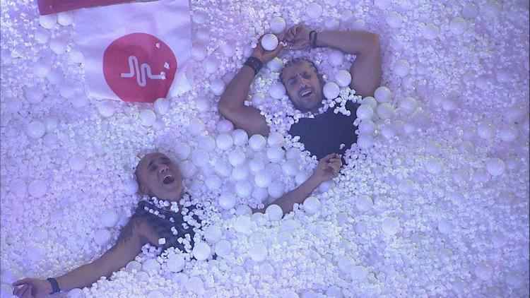 Ayrton e Kaysar se jogaram na piscina de bolinhas