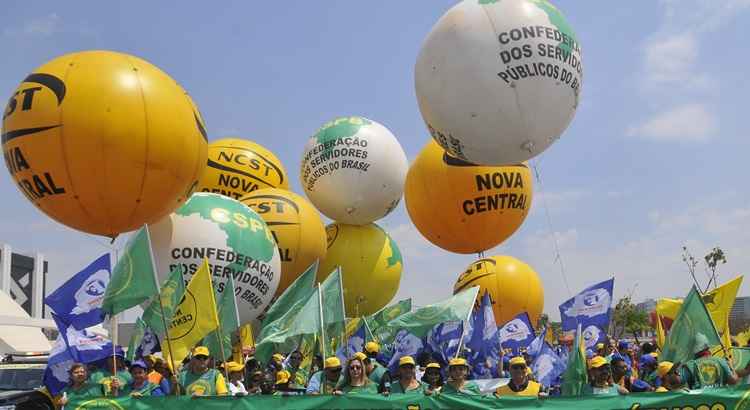 Sindicatos de Servidores federais realizam passeata protesto contra projetos de lei que desfavorecem a categoria no Eixo Monumental e Esplanada dos Ministérios