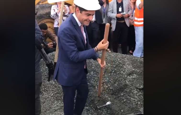 ACM Neto se atrapalha com enxada e vira piada na internet