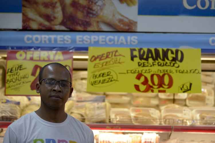 O promotor de vendas Elson Laurindo acha o preço do produto alto