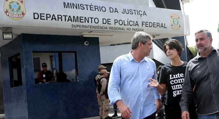 Senador Lindberg Farias, a vereadora Manuela d'Ávila e o deputado Paulo Pimenta falam à imprensa, na saída da sede da Polícia Federal