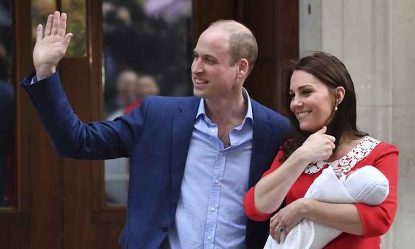 William e Kate apresentam o filho, na porta do hospital em Londres