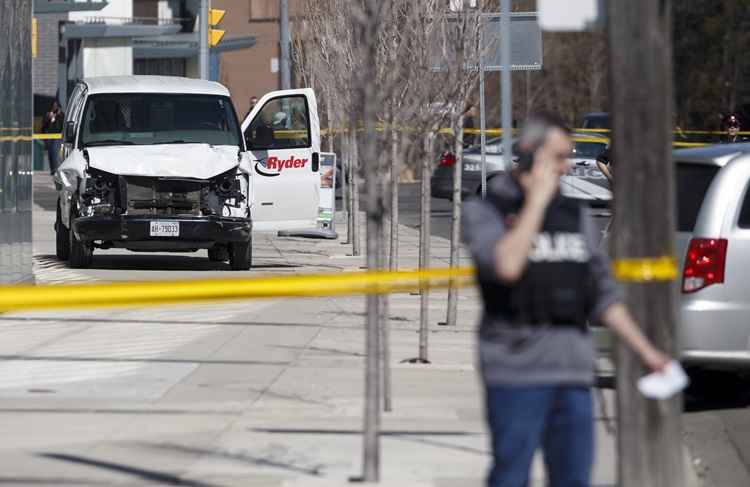 De acordo com a Polícia, a van avançou contra transeuntes na rua Young, na transversal com a avenida Finch, no limite norte do centro de Toronto