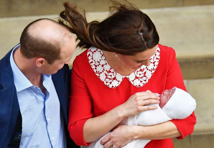 O casal real príncipe William e Kate Middleton com o terceiro filho nos braços