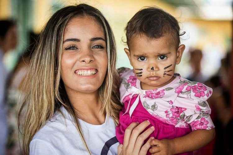 Josianne Santos, 21 anos, participa de duas iniciativas, uma que contribui para a melhoria das condições de vida de pessoas em situação de rua e outra que visita doentes hospitalizados