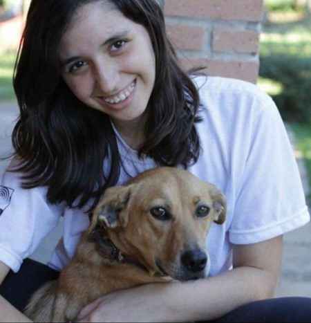 Júlia Cosenza, 20, estuda  medicina veterinária e é protetora independente de animais abandonados. Ela segue o exemplo dos pais