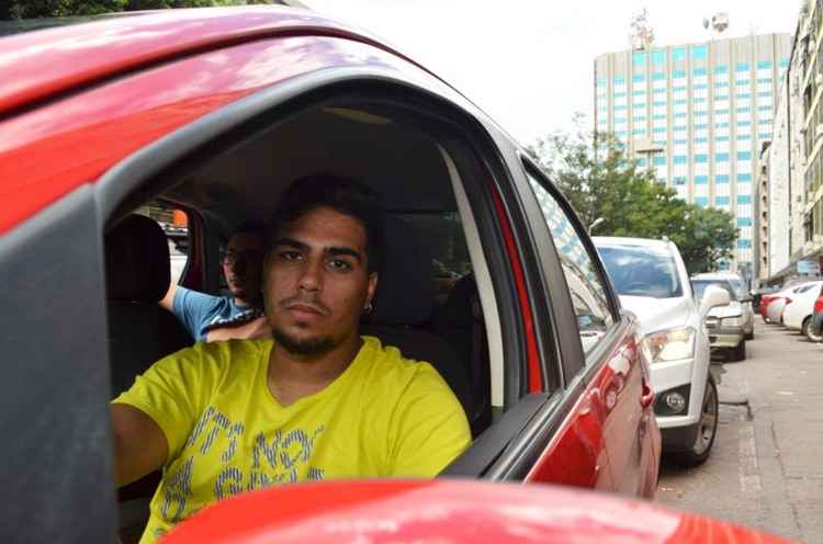 Ricardo ficou com carro preso durante 40 minutos devido à parada irregular de outro veículo atrás do dele