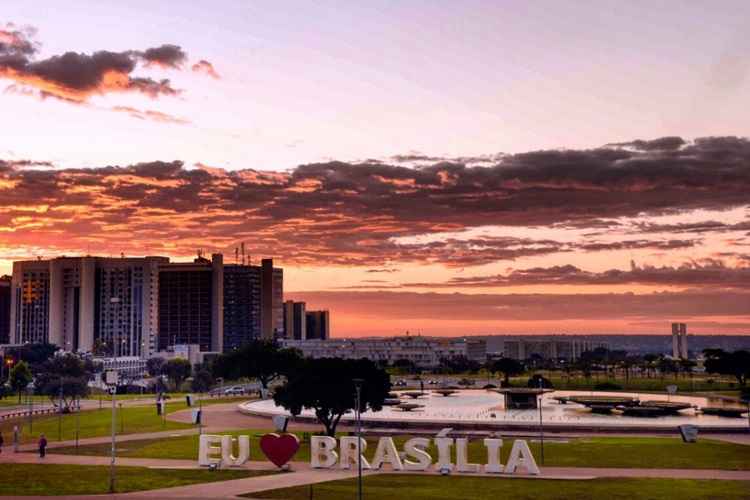 Nesta terça-feira (24/4), o céu deve permanecer de parcialmente nublado a nublado com possibilidades de chuvas em áreas isoladas