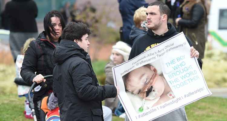 Cerca de 200 manifestantes se reuniram em frente ao hospital onde Alfie está internado, utilizando cartazes com frases como 