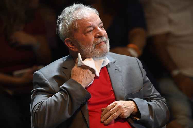 Lula limpa o pescoço com um pano