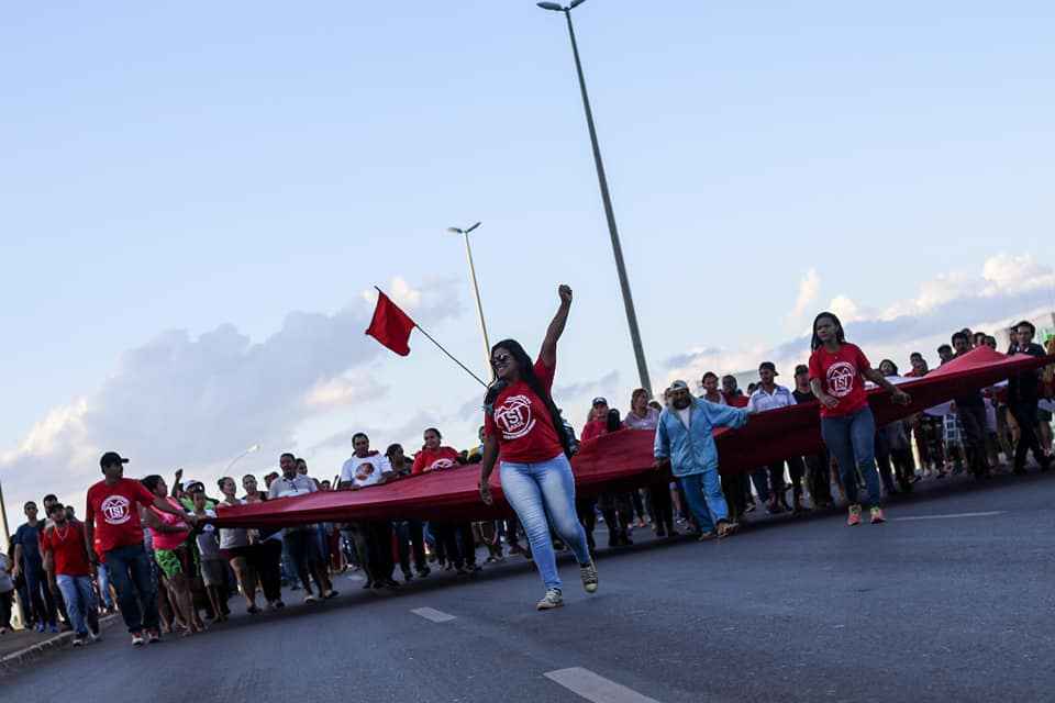 O grupo se concentrou em frente à Biblioteca Nacional e seguiu em marcha até o Ministério das Cidades